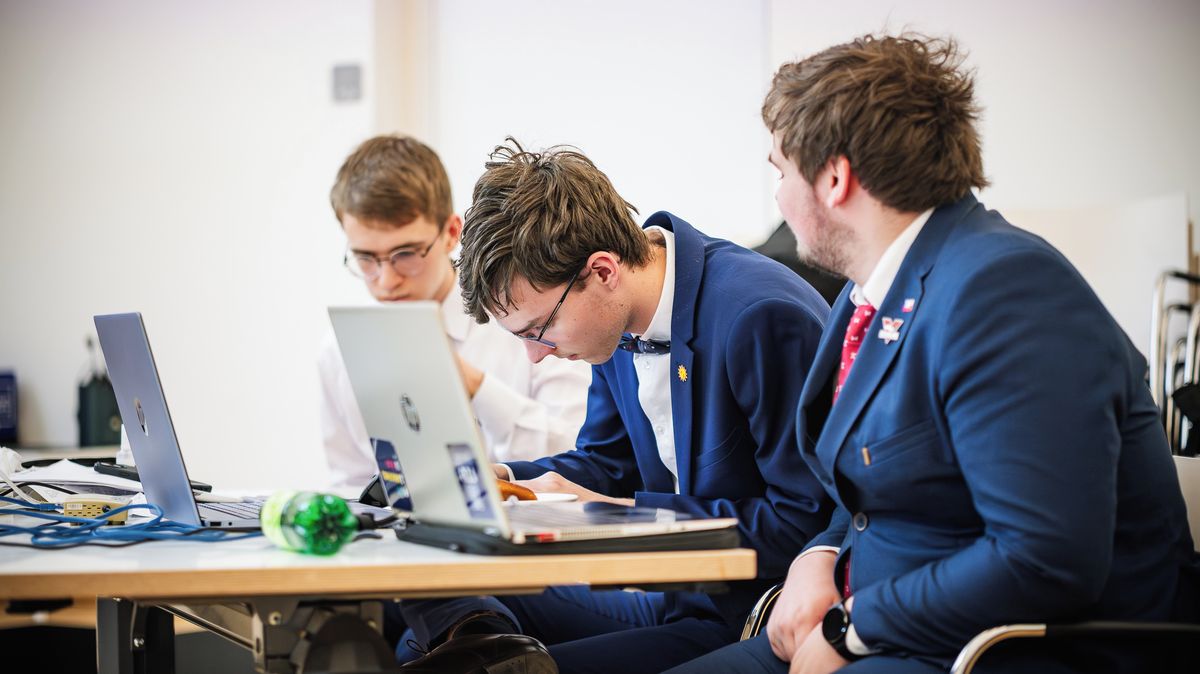 Praha hostila celostátní Turnaj mladých fyziků. Zvítězil středoškoláci z Hlučína a Plzně